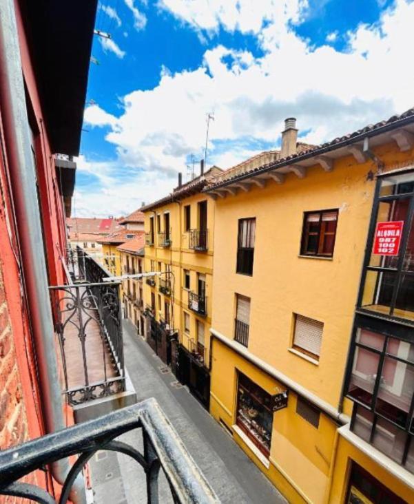 Arquitecto De La Vida- Plaza Mayor Leon Exterior photo