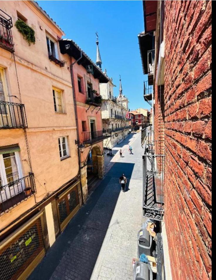 Arquitecto De La Vida- Plaza Mayor Leon Exterior photo