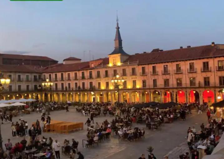 Arquitecto De La Vida- Plaza Mayor Leon Exterior photo