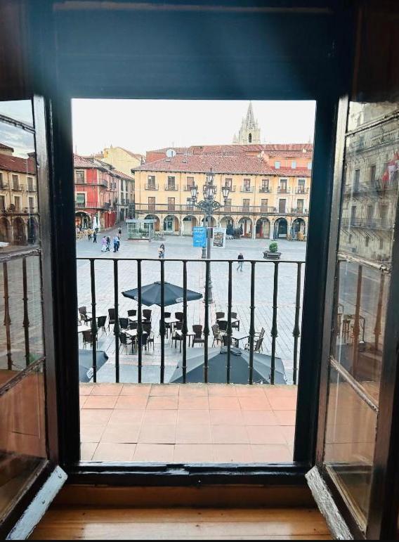Arquitecto De La Vida- Plaza Mayor Leon Exterior photo