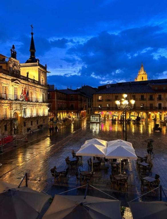 Arquitecto De La Vida- Plaza Mayor Leon Exterior photo