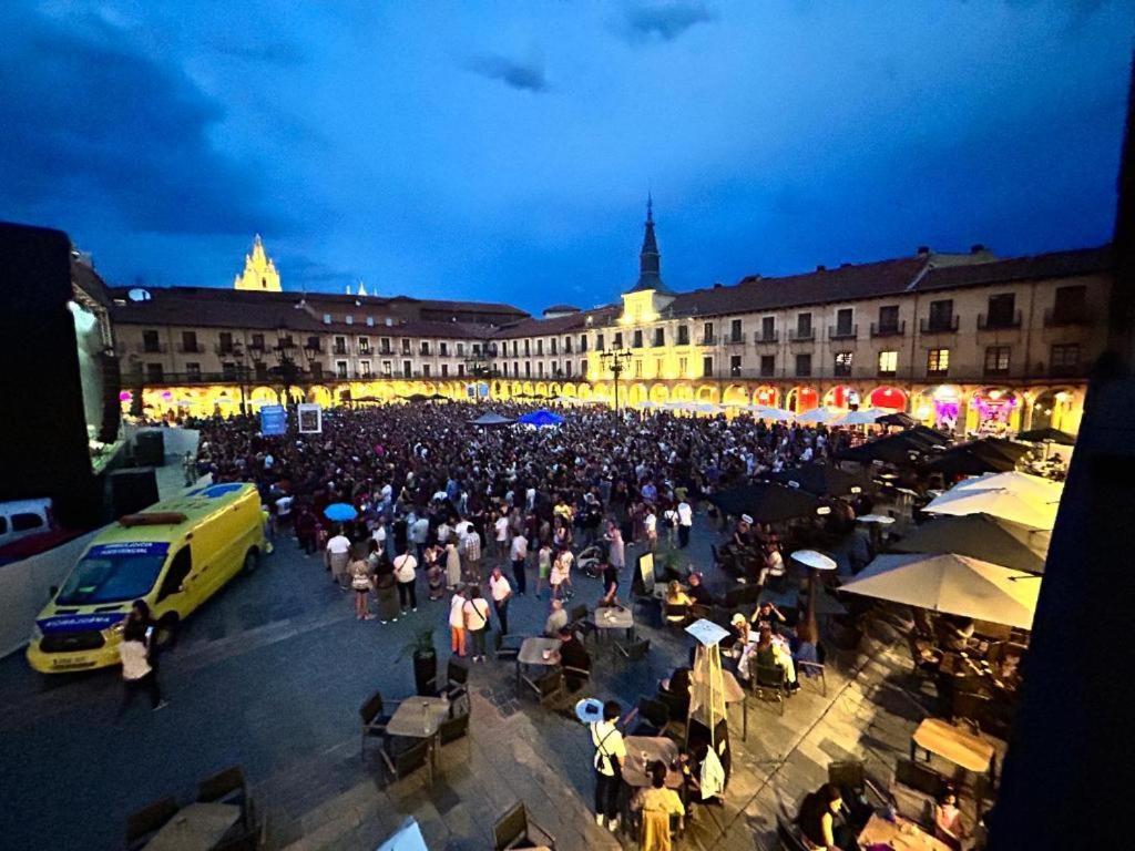 Arquitecto De La Vida- Plaza Mayor Leon Exterior photo