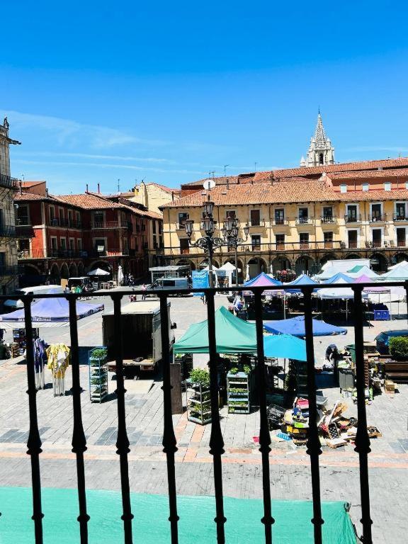 Arquitecto De La Vida- Plaza Mayor Leon Exterior photo