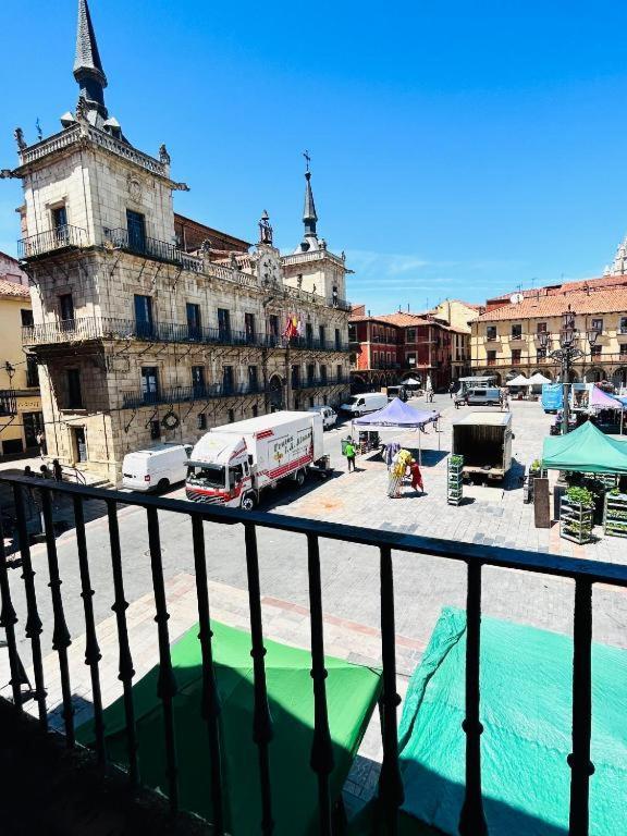 Arquitecto De La Vida- Plaza Mayor Leon Exterior photo
