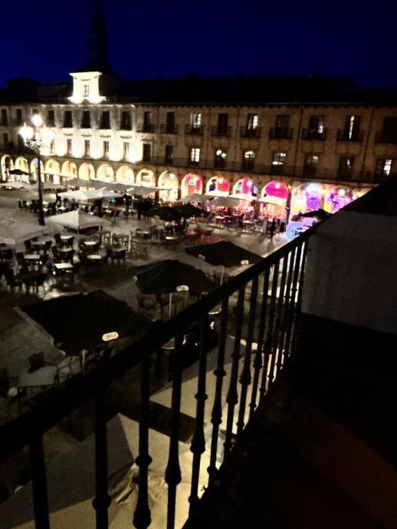 Arquitecto De La Vida- Plaza Mayor Leon Exterior photo